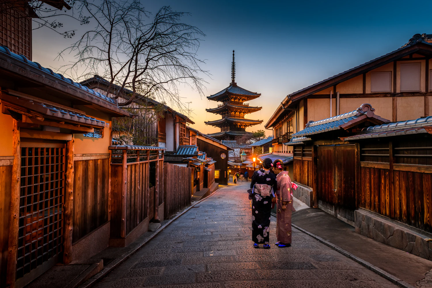 夕暮れに灯りがともる、日本の地域の暮らしの情景